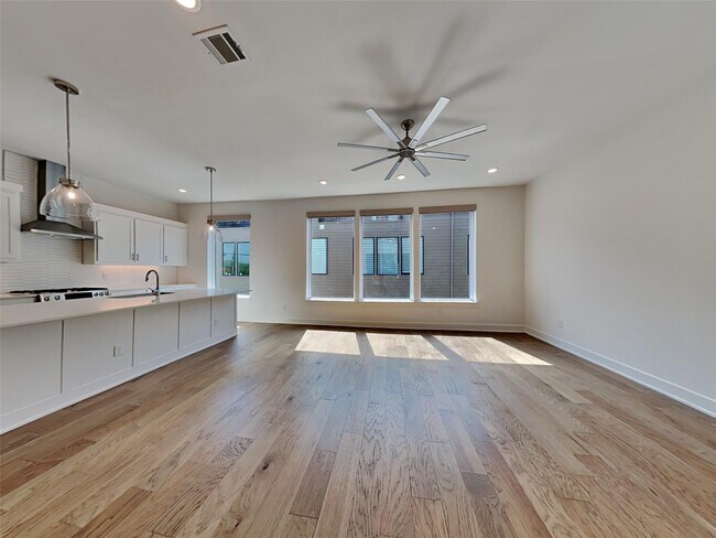 Photo - 129 E Oscar Dr