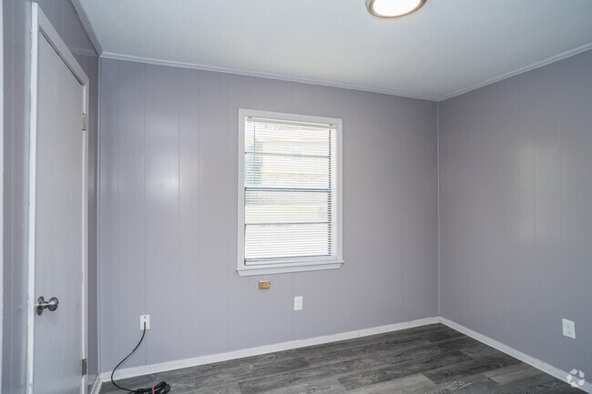 3BR, 1BA - 899SF - Primary Bedroom