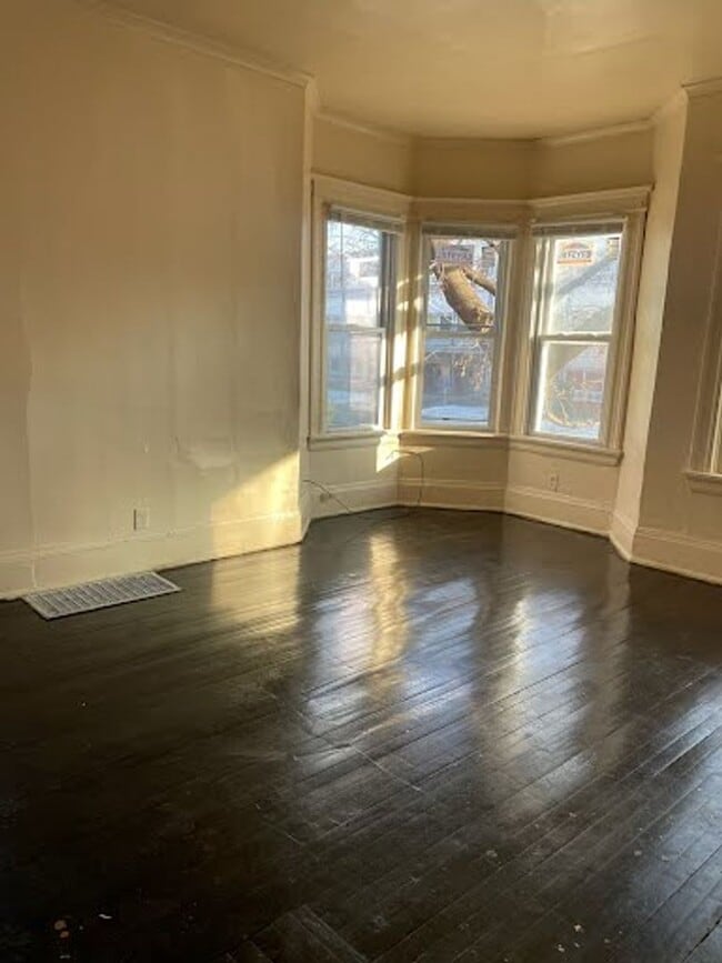 Building Photo - 2322 W Juneau Ave Unit 2322-4 Lower Front Rental