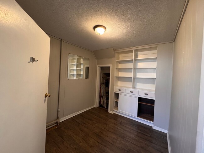 Building Photo - 618 S Center St Unit Apt B