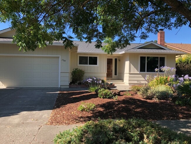 Building Photo - 3 bedroom 2 bath Available Now!