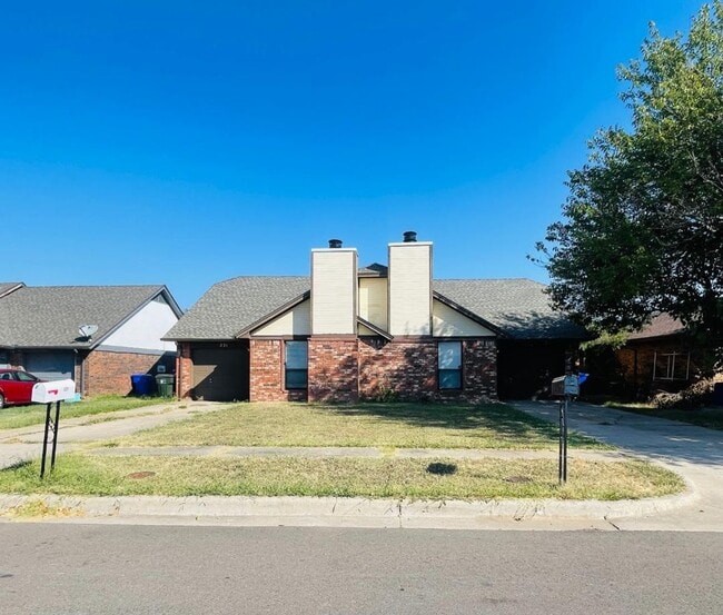 Building Photo - Spacious duplex in Norman available August 5
