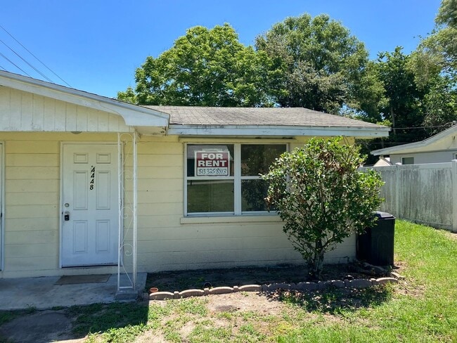 Building Photo - Cozy 1BR/1BA duplex with a Den, Ceramic Ti... Rental