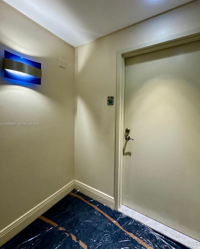 Building Photo - 185 SW 7th St Unit 2411