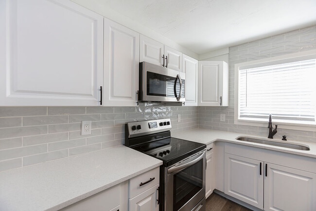 Photo - 553 Peacock Rd