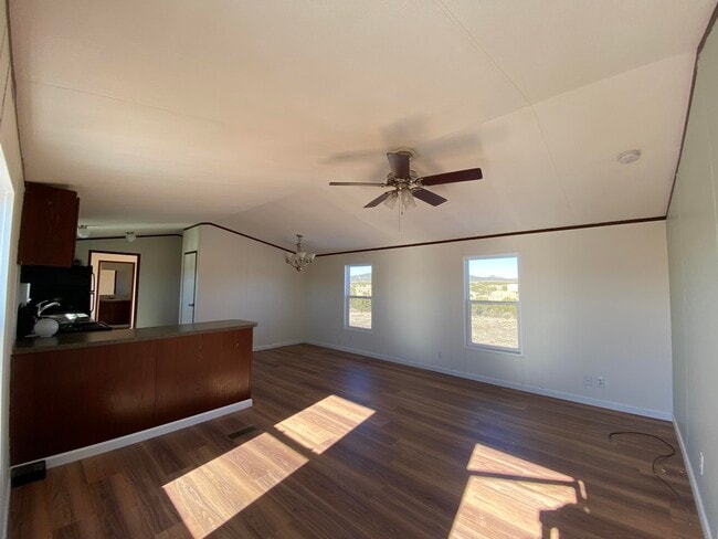 Photo - 533 Frost Rd