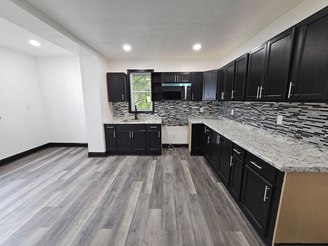 Building Photo - Newly updated 3 Bedroom 1 Bathroom house l...