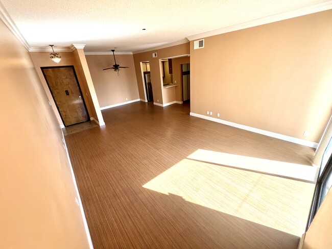 Building Photo - 533 S St Andrews Pl Unit 416