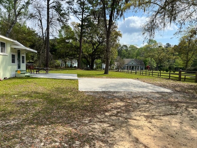 1835 Hodgeville Rd