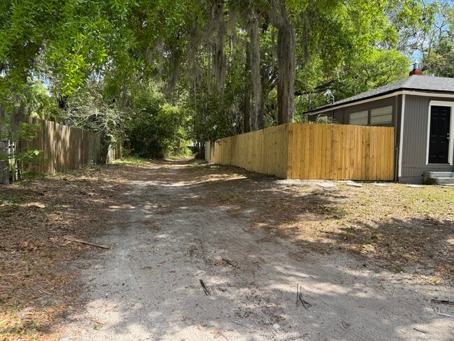 Photo - 1983 Lambert St