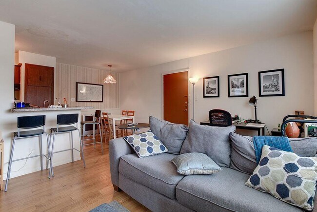 Building Photo - 2207 Leon St Unit 107