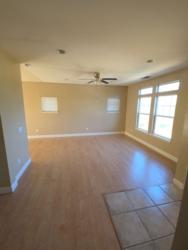 Building Photo - 10401 Point Lakeview Rd Unit 10401 Point Lakeview Rd B