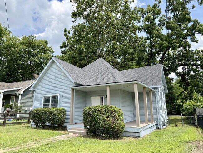 Newly Remodeled 2BR/2BA East Nashville Home with Covered Front Porch, Huge Deck and Spacious Back...