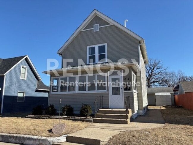 Building Photo - Available now - Spacious 1 Bedroom 1 Bath Upper Level Duplex in South Saint Paul