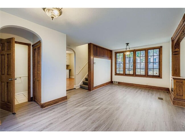 Photo - 988 Reaney Ave E