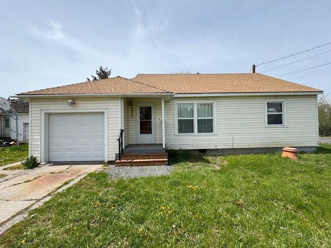 Building Photo - 2 Bedroom, 1 Bath with garage. Water and Sewer included in monthly rent!