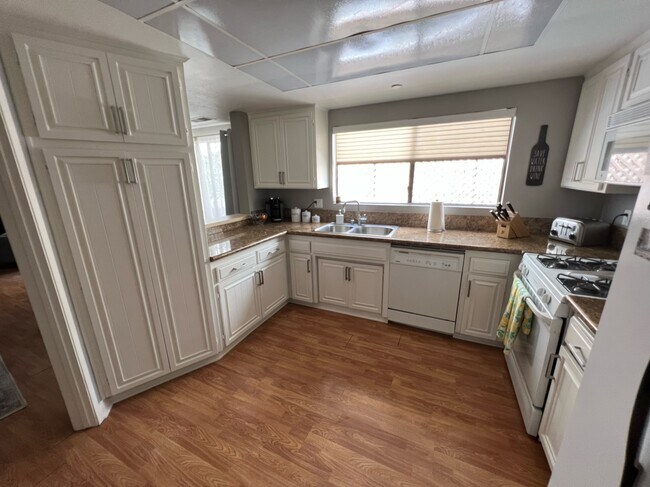 Kitchen - 11953 Goshen Ave Unidad 4