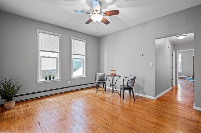 Building Photo - 1609 4th St NE Unit 2
