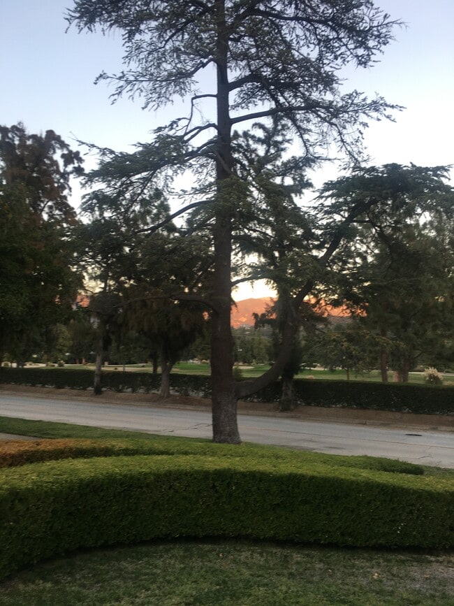 unidad con frente a la calle - 3141 Country Club Dr