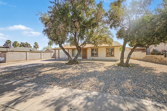 Photo - Beautiful 3 Bedroom Home with Large Grass Yard