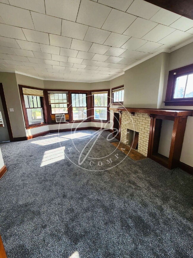 Photo - 1200 Sq foot lower duplex! Tons of space a... Unit 1