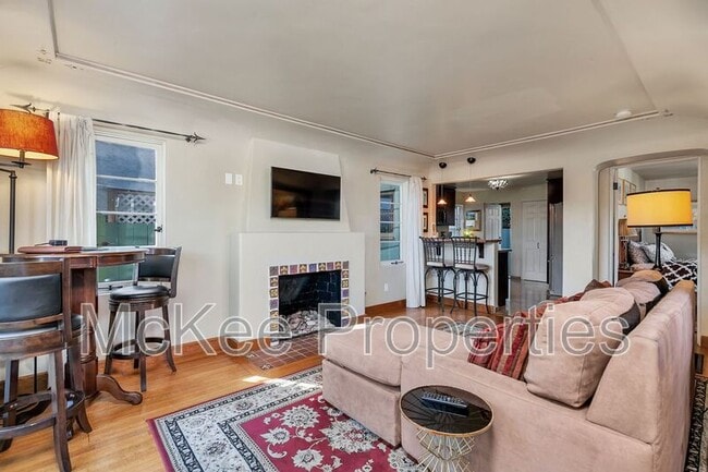 900 E Ave