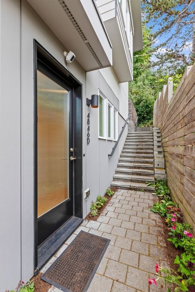 Building Photo - Sweet Ultra-Modern Air-Conditioned West Se... Rental