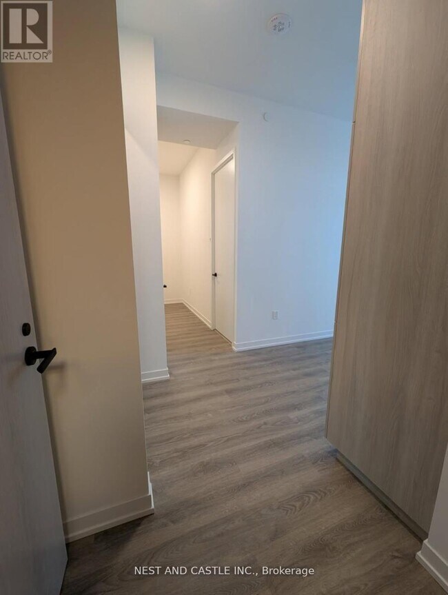 Photo - 8 Interchange Wy Unité 4901