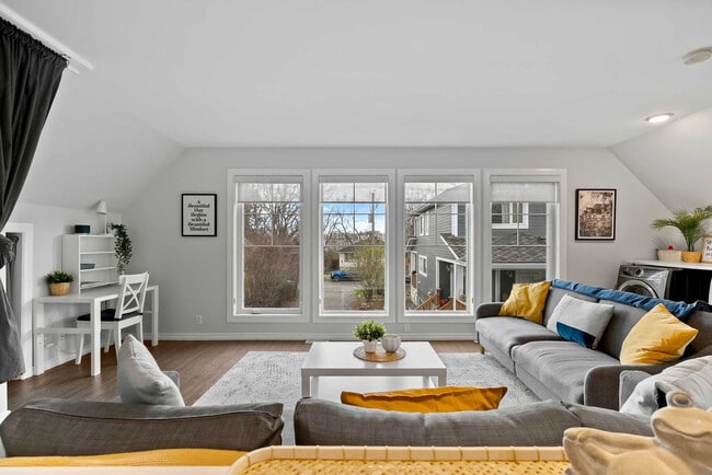 Photo - 74 Elma St W Unit ID1303239P