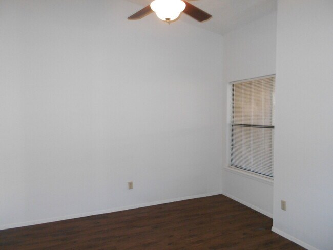 Building Photo - Cute 2/1 - Great area close to TTU! Unit B