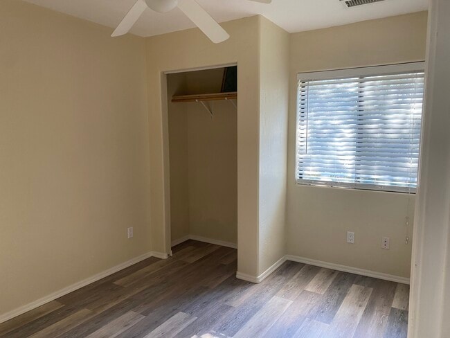 Middle bedroom - 542 E Juniper Dr