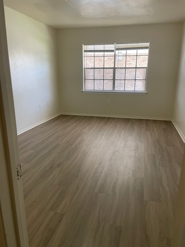 Photo - 675 Wooddale Blvd