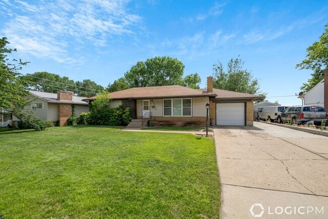 Building Photo - 1305 Henderson Dr