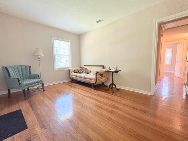 606 Collins Dr