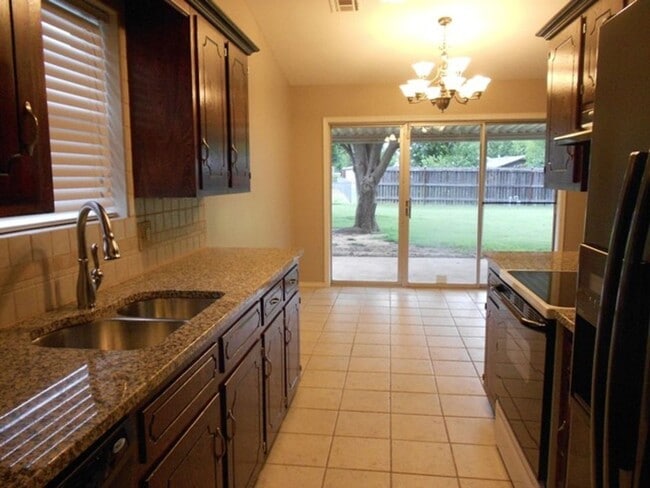 Photo - 305 NE 46th St