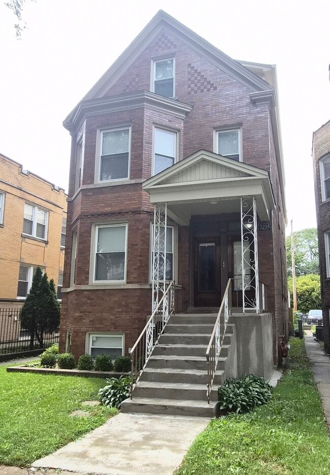 Building Photo - 3238 N Hamlin Ave Unit 2