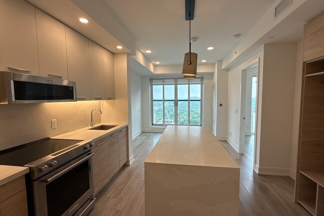 Photo - 200 Redpath Ave