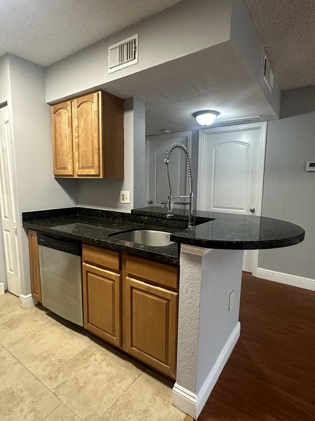 Building Photo - 2810 N Oakland Forest Dr Unit 204