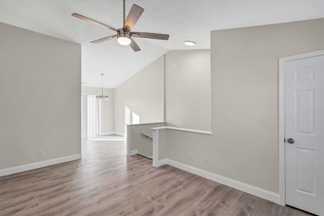 Photo - 1607 E Swan Cir