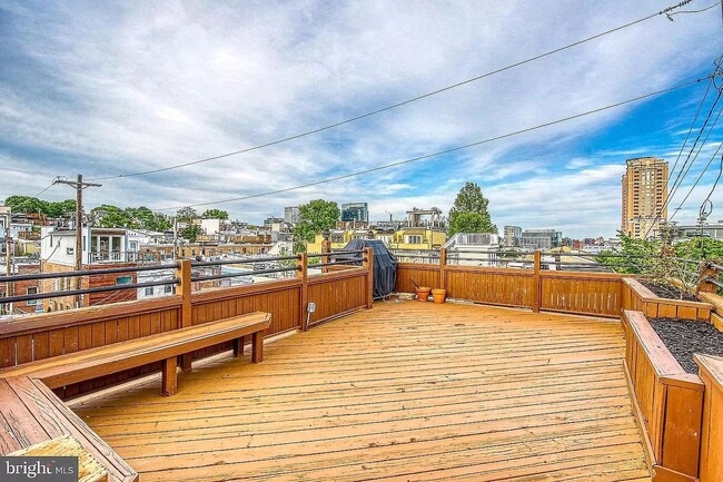 Building Photo - 400 E Cross St Unit 1