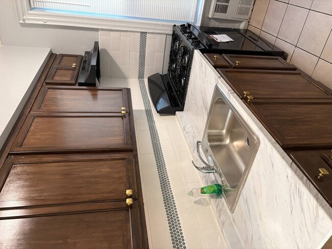 Building Photo - 176 E 93rd St