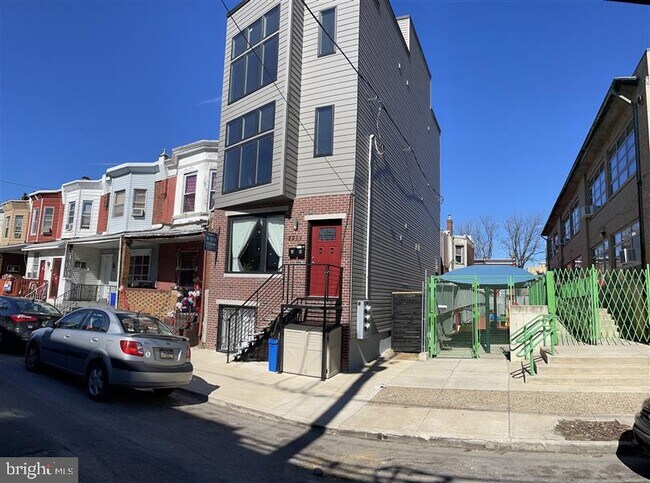 Photo - 2211 Moore St