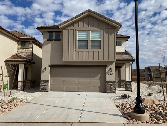 Building Photo - Flexible Lease! 4 Bedroom End Unit in St. ... Rental