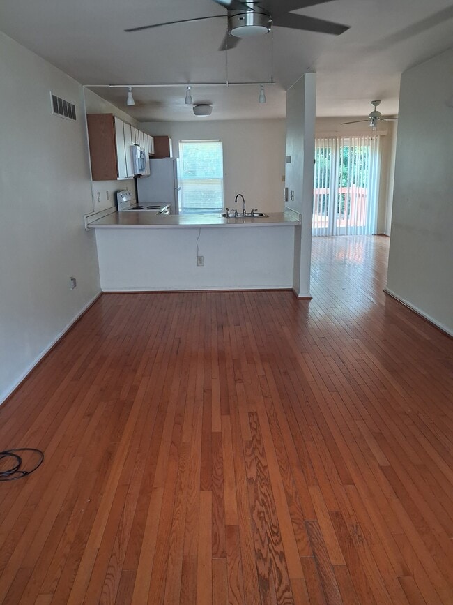Photo - 136 Wimbledon Ct