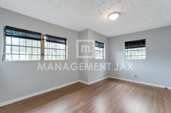 Photo - 1464 W 6th St