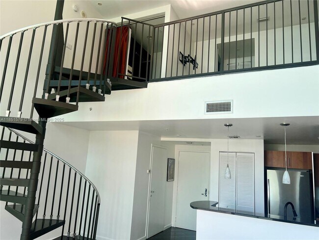 Building Photo - 300 S Biscayne Blvd Unit Loft 826