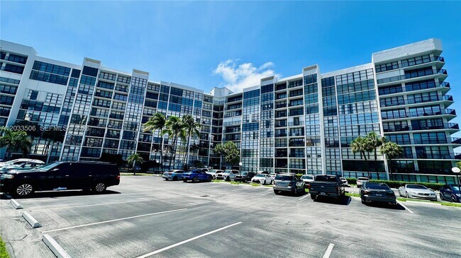 Photo - 800 Parkview Dr Unit 506