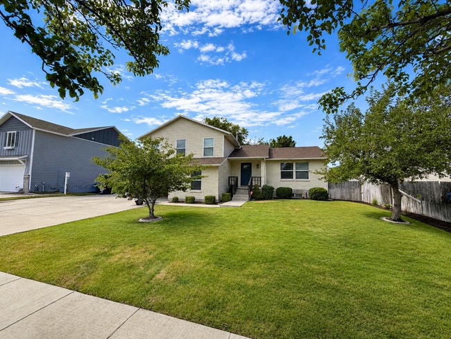 Photo - Spacious 5-Bedroom Sandy Home with Large Fenced Yard