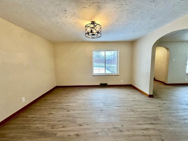 Photo - 533 Freeport Rd