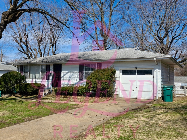 Building Photo - Move-In Ready 2 Bed Home with Sunroom, Garage & Fenced Yard